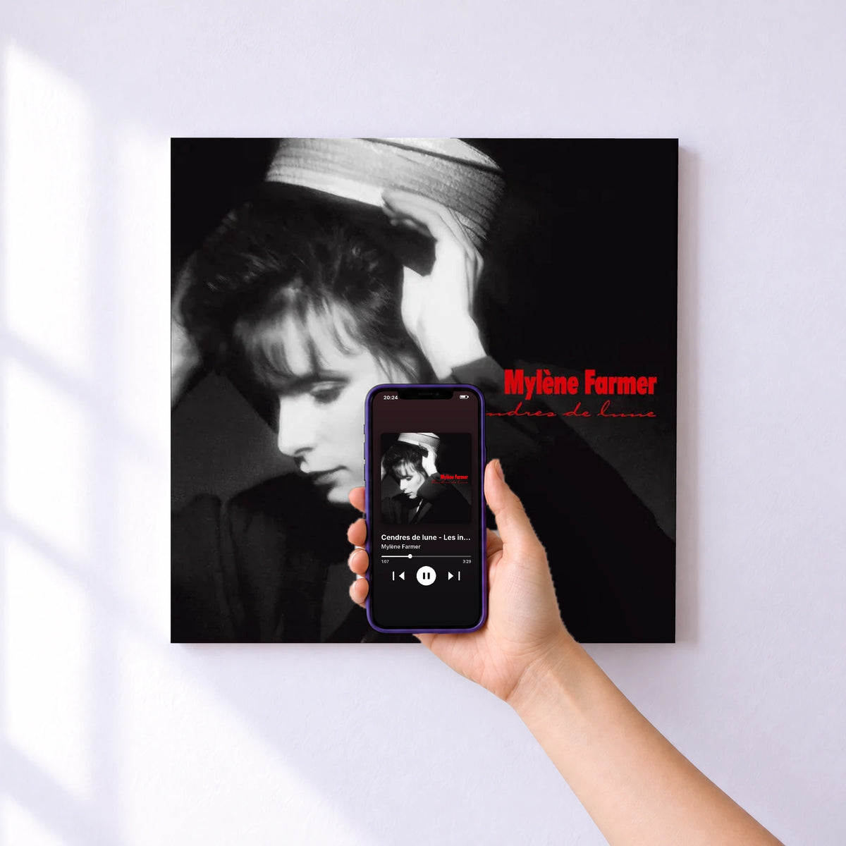 Affiche connectée Cendres de lune - Les instrumentaux de Mylène Farmer au mur : l'album se lance en approchant le téléphone