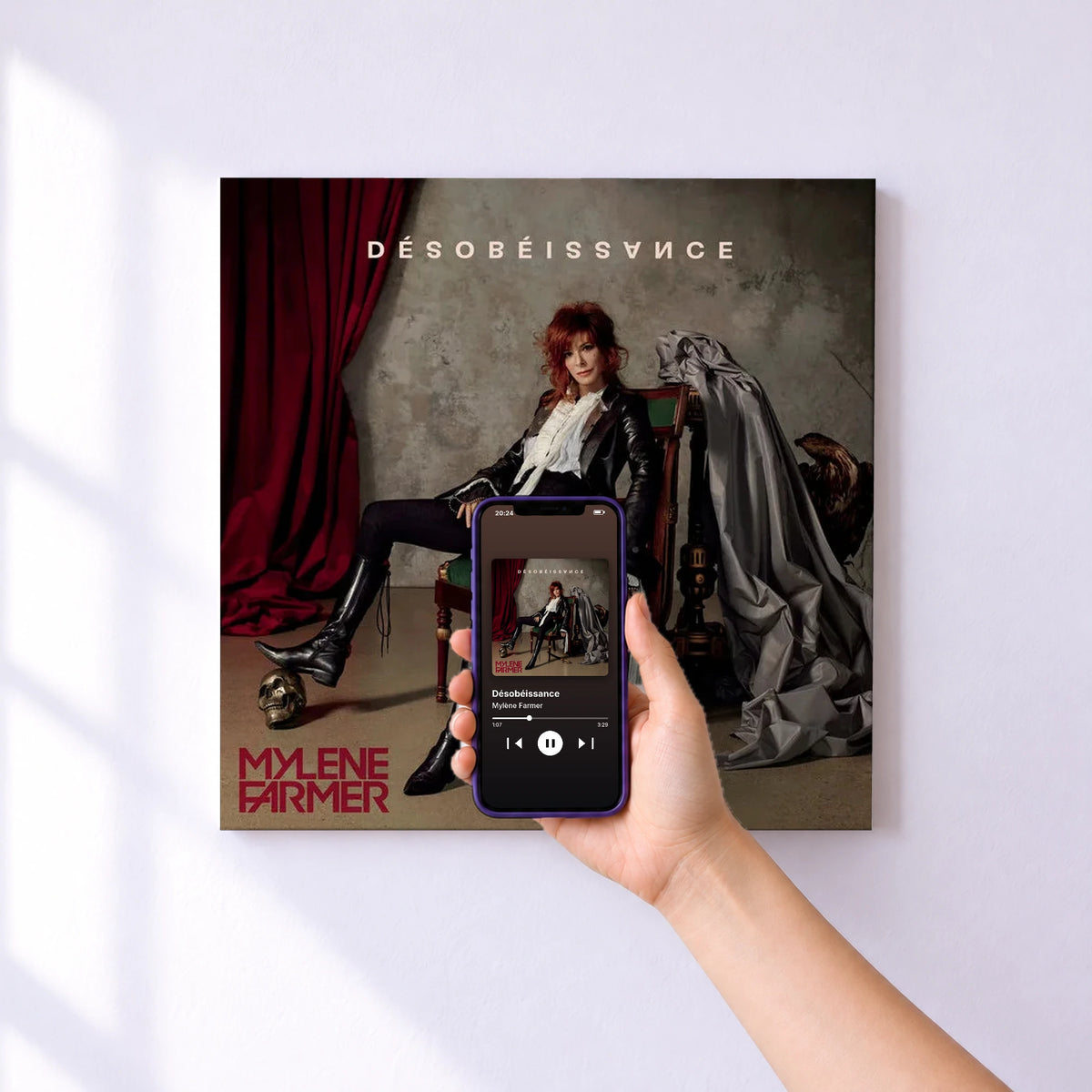 Affiche connectée Désobéissance de Mylène Farmer au mur : l'album se lance en approchant le téléphone