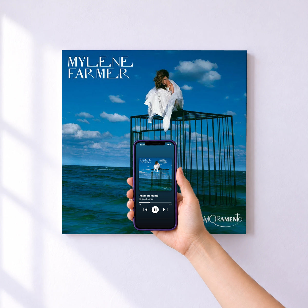 Affiche connectée Innamoramento de Mylène Farmer au mur : l'album se lance en approchant le téléphone