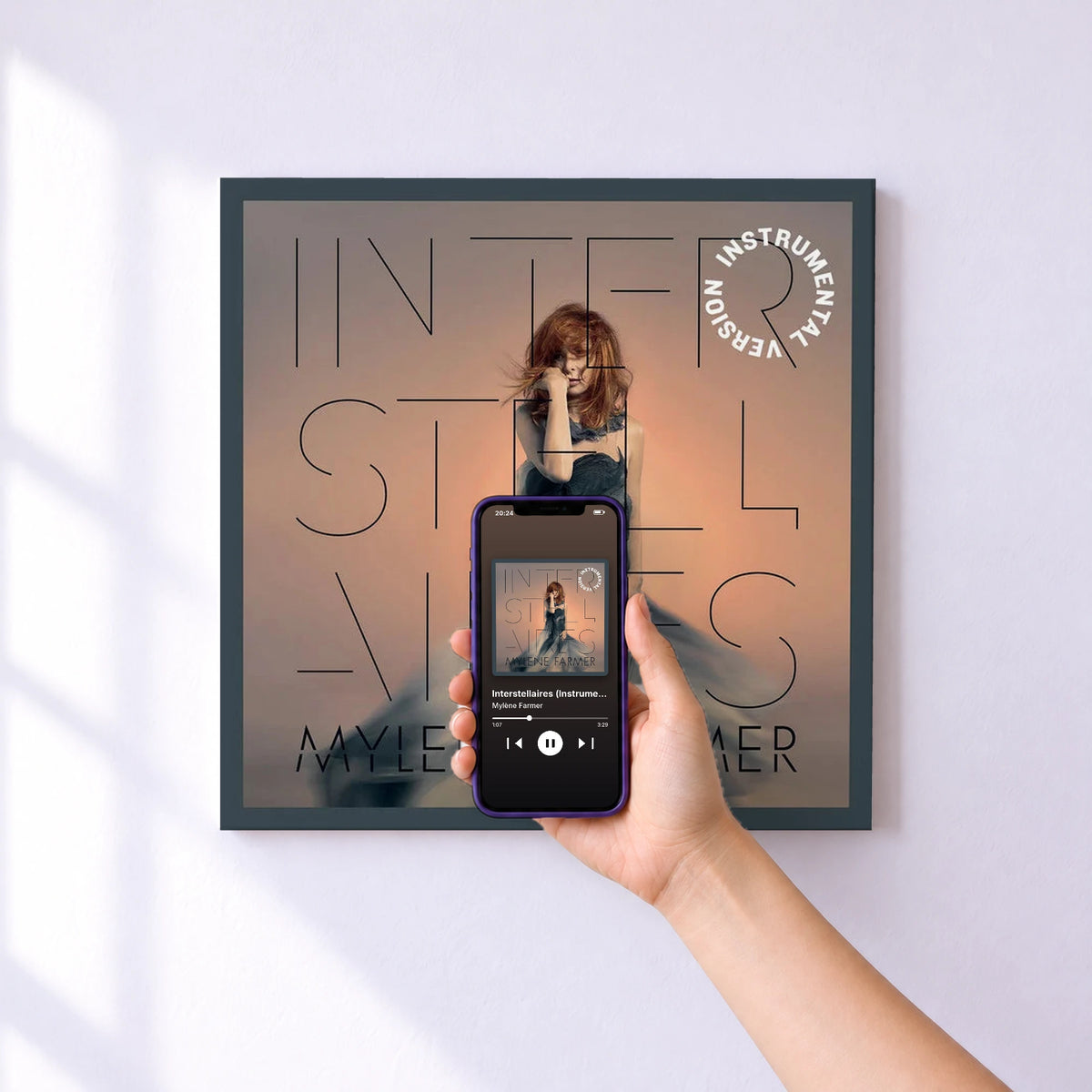 Affiche connectée Interstellaires (Instrumental Version) de Mylène Farmer au mur : l'album se lance en approchant le téléphone