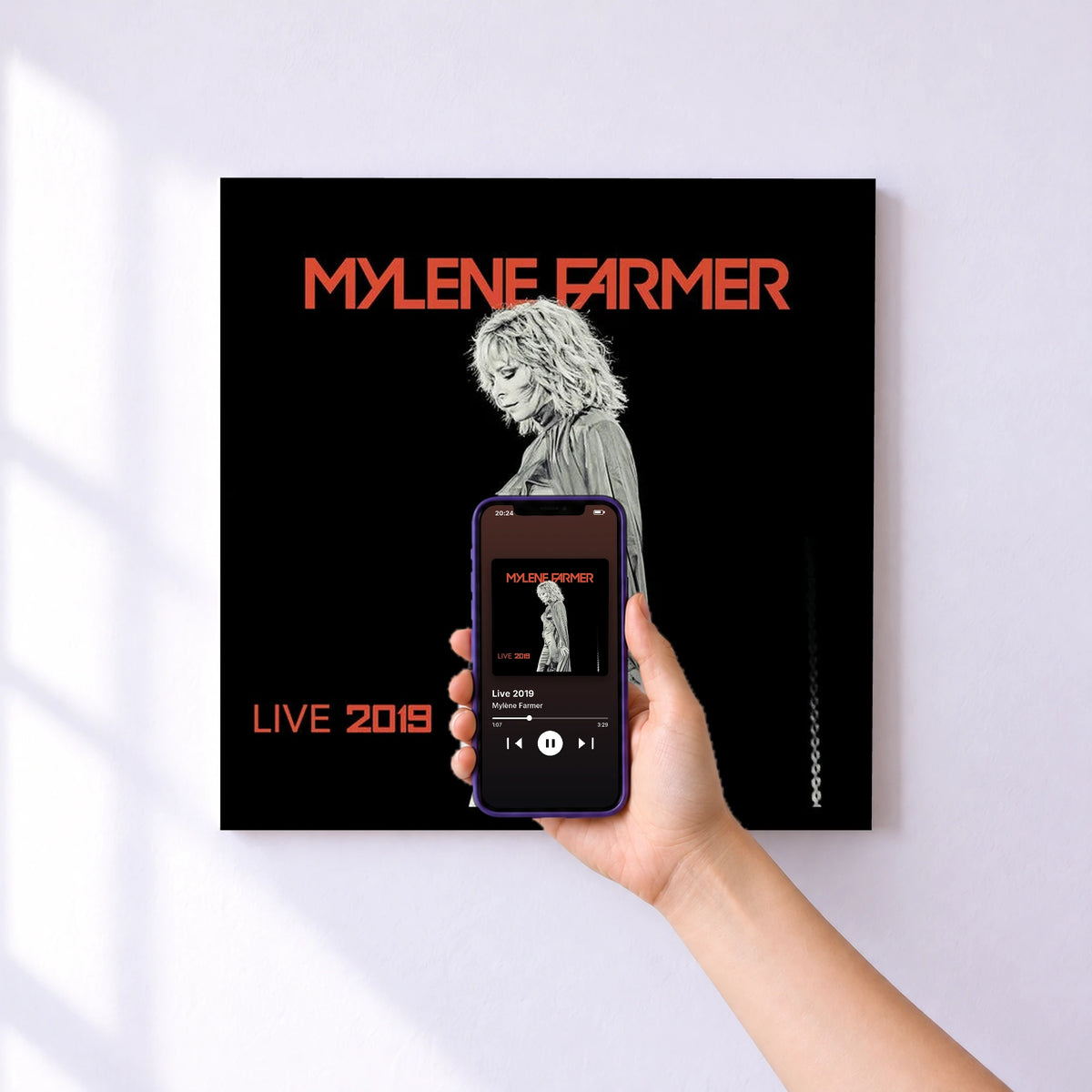 Affiche connectée Live 2019 de Mylène Farmer au mur : l'album se lance en approchant le téléphone