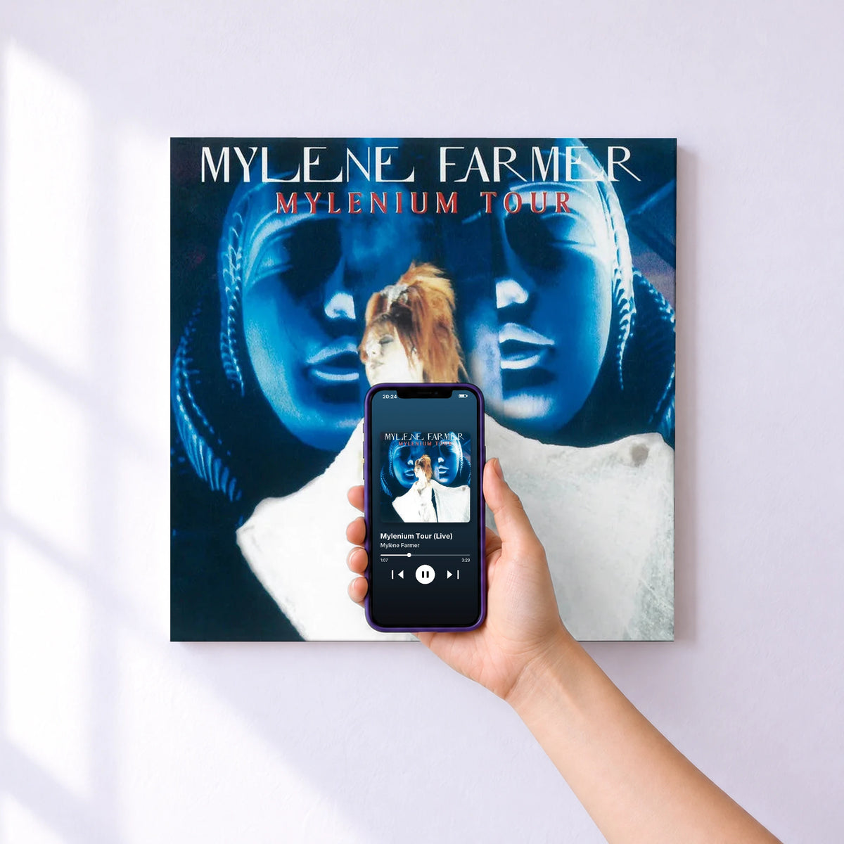Affiche connectée Mylenium Tour (Live) de Mylène Farmer au mur : l'album se lance en approchant le téléphone