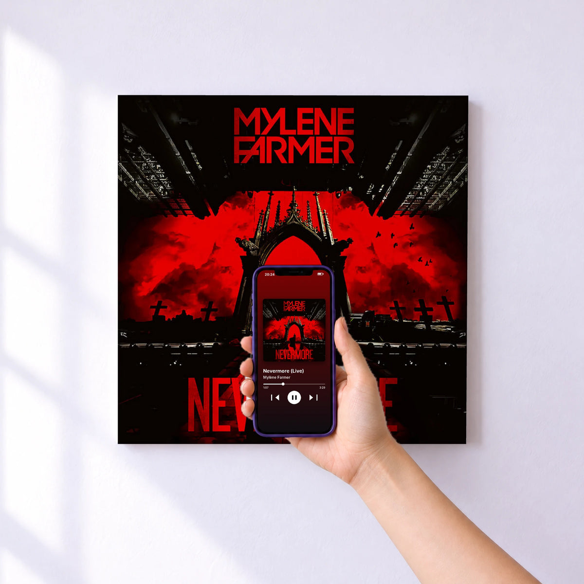 Affiche connectée Nevermore (Live) de Mylène Farmer au mur : l'album se lance en approchant le téléphone