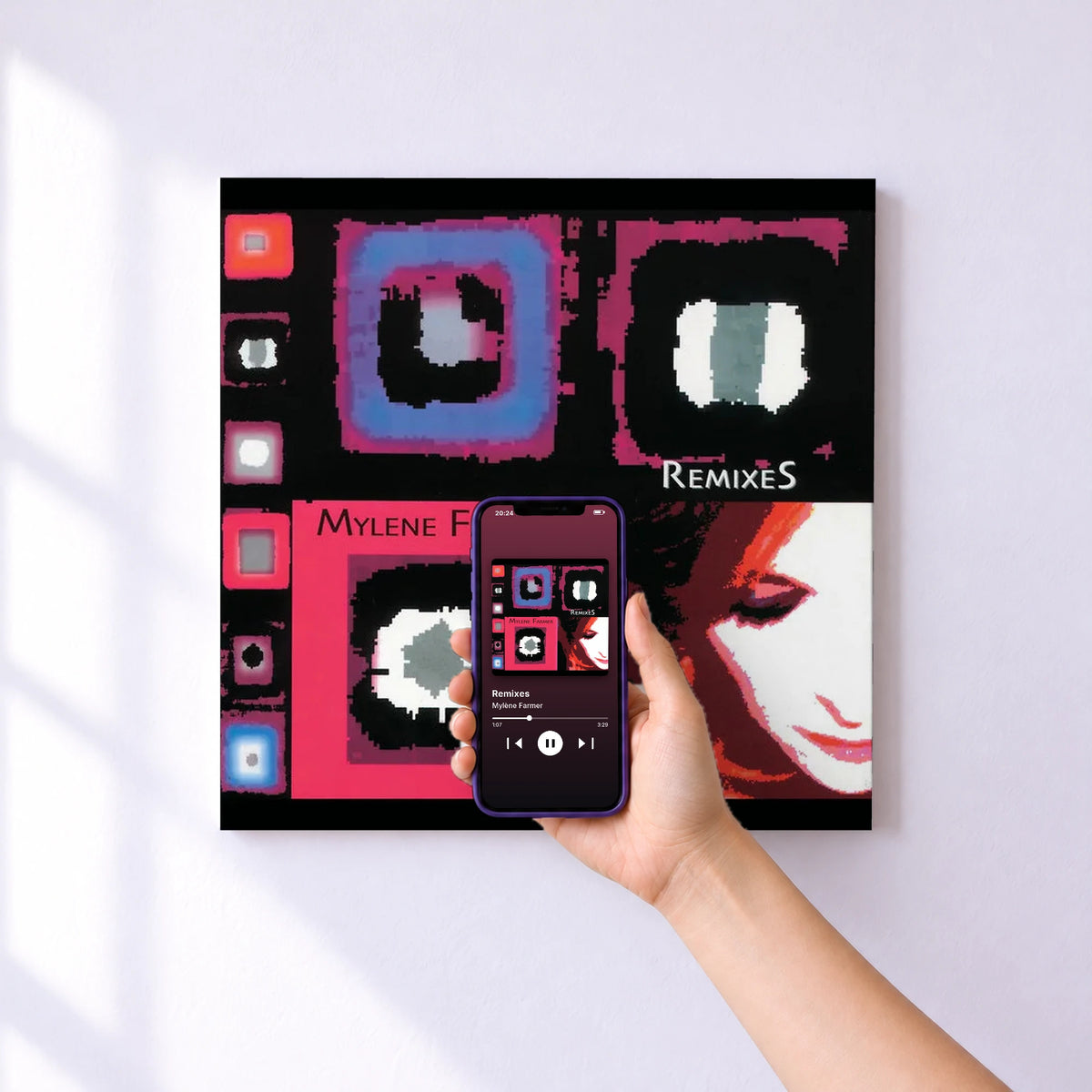 Affiche connectée Remixes de Mylène Farmer au mur : l'album se lance en approchant le téléphone