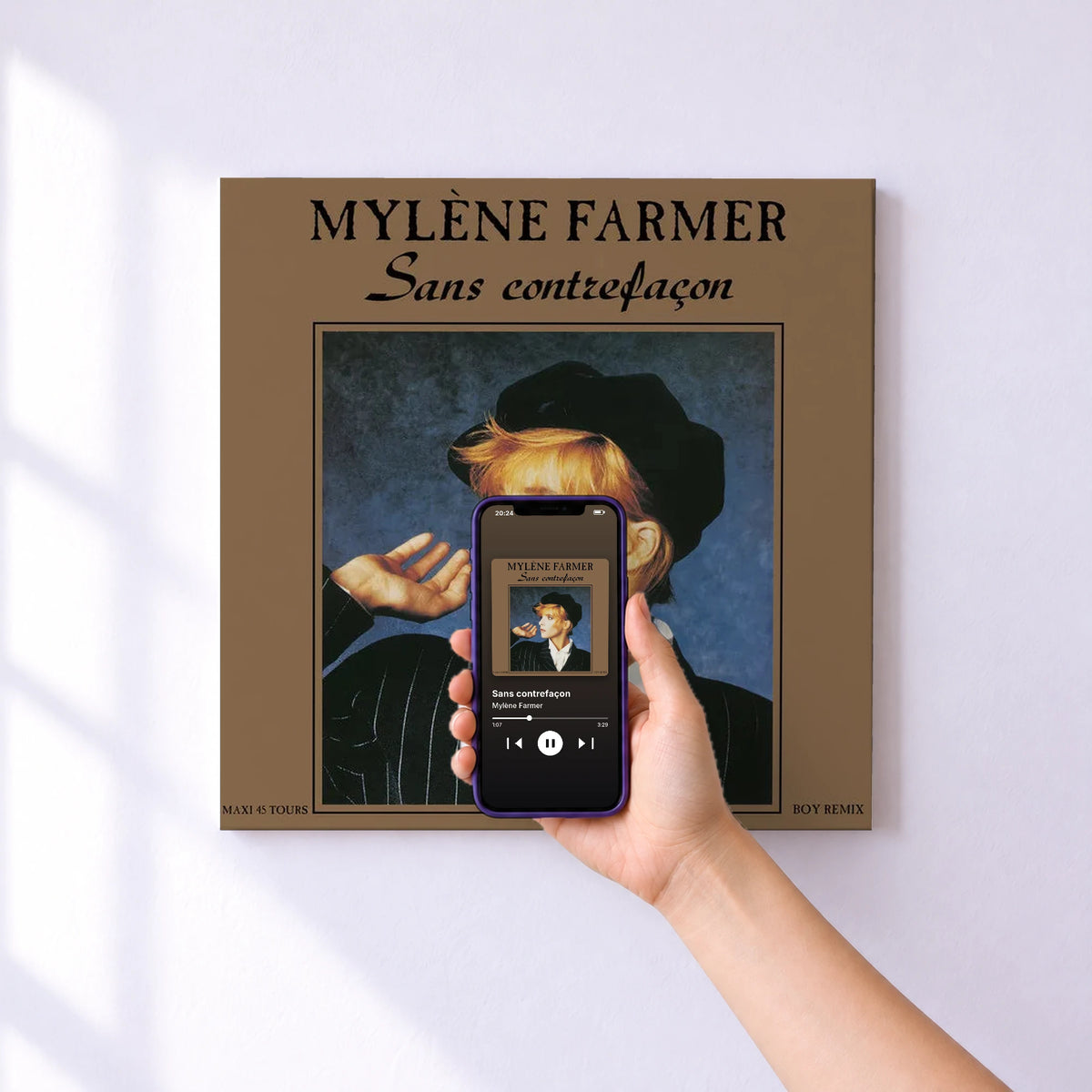 Affiche connectée Sans contrefaçon de Mylène Farmer au mur : l'album se lance en approchant le téléphone