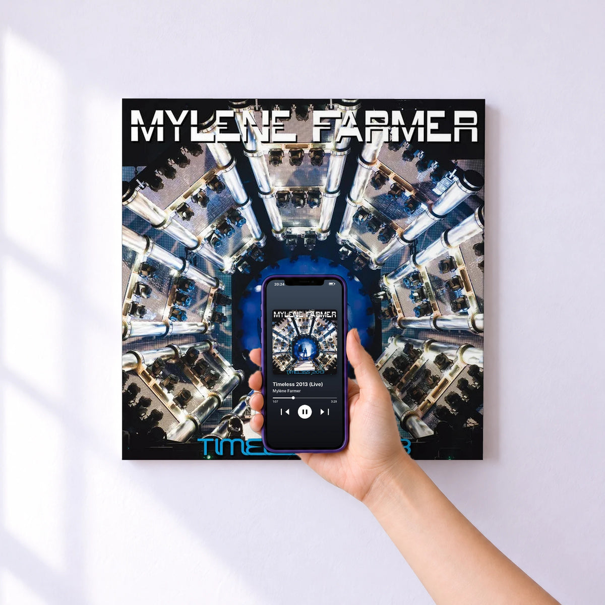 Affiche connectée Timeless 2013 (Live) de Mylène Farmer au mur : l'album se lance en approchant le téléphone