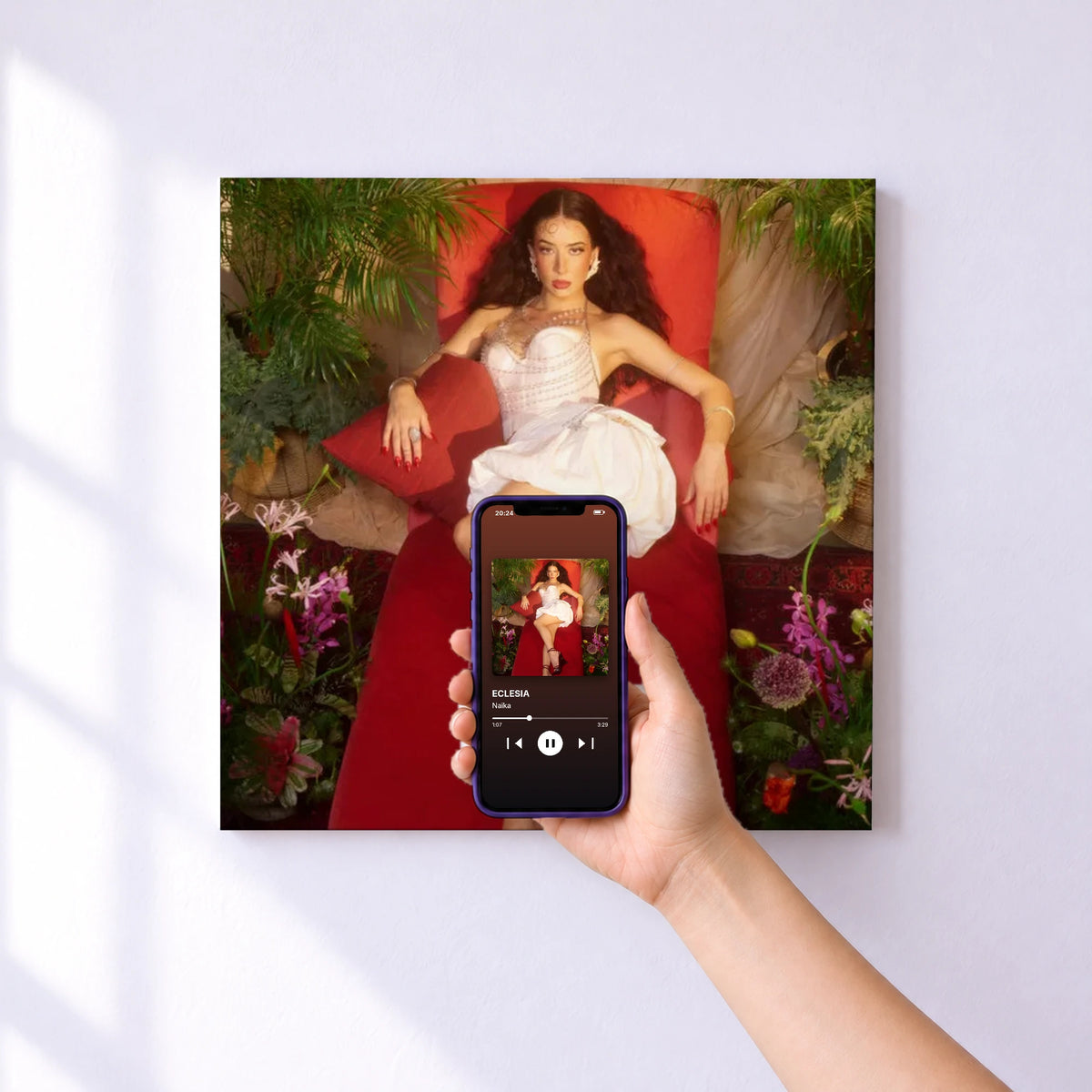 Affiche connectée ECLESIA de Naïka au mur : l'album se lance en approchant le téléphone