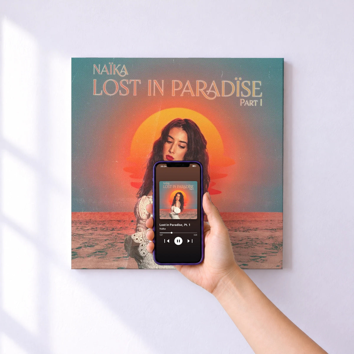 Affiche connectée Lost in Paradïse, Pt. 1 de Naïka au mur : l'album se lance en approchant le téléphone
