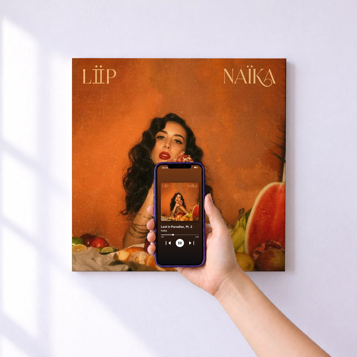 Affiche connectée Lost in Paradïse, Pt. 2 de Naïka au mur : l'album se lance en approchant le téléphone