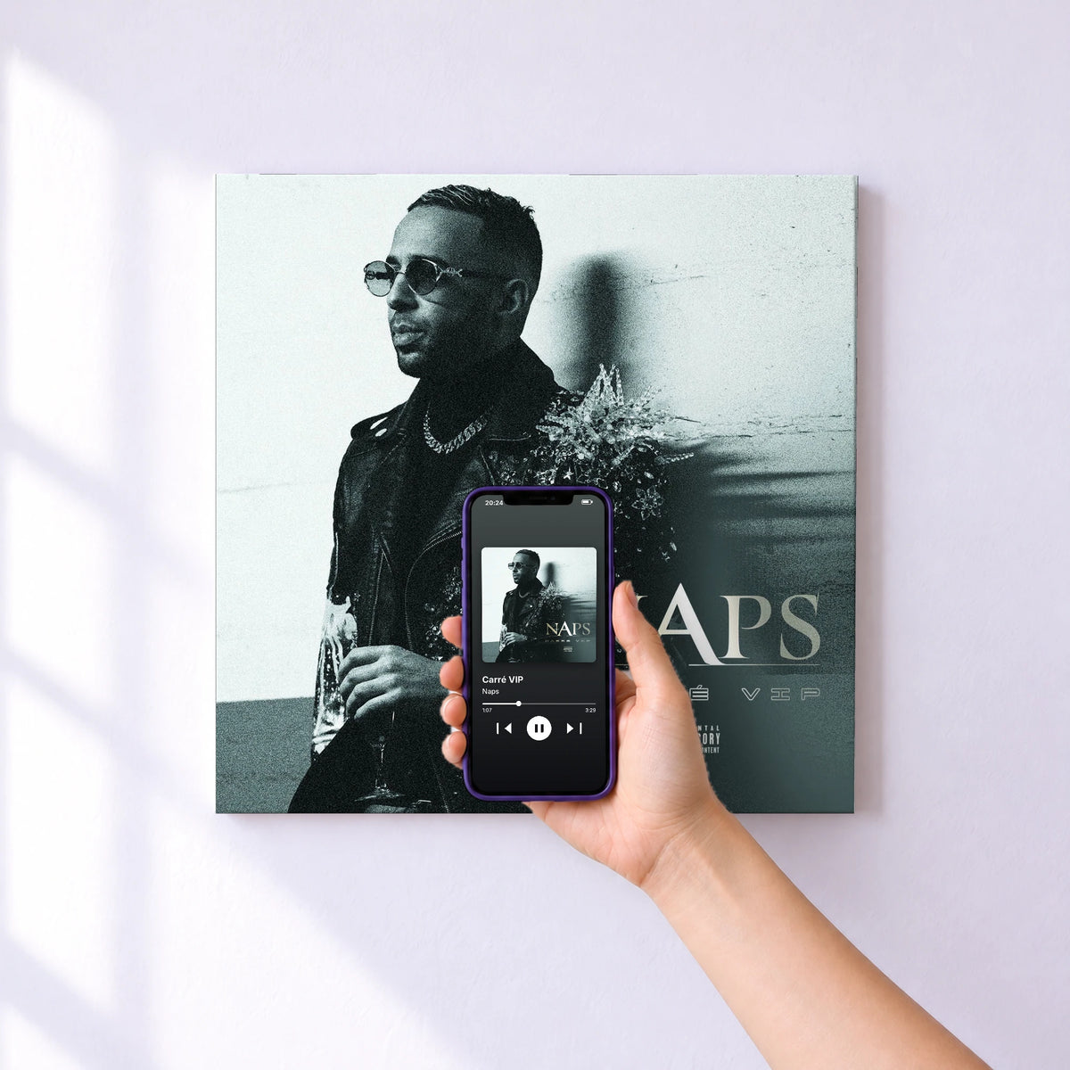 Affiche connectée Carré VIP de Naps au mur : l'album se lance en approchant le téléphone