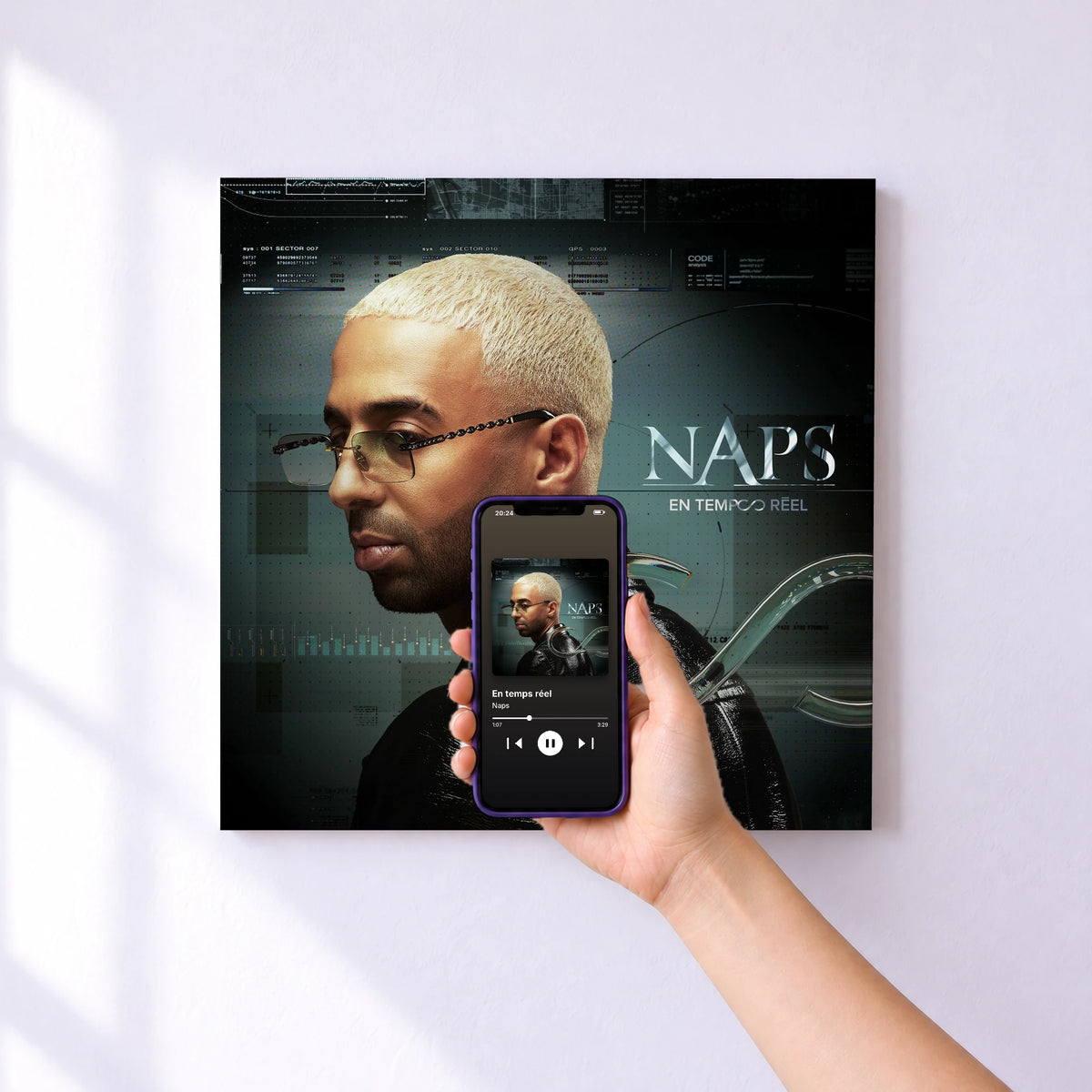 Affiche connectée En temps réel de Naps au mur : l'album se lance en approchant le téléphone