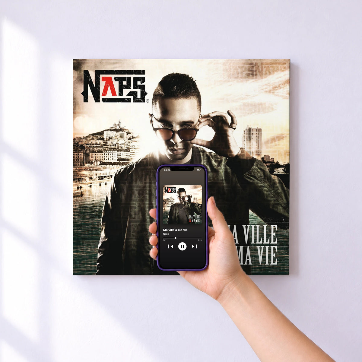 Affiche connectée Ma ville & ma vie de Naps au mur : l'album se lance en approchant le téléphone