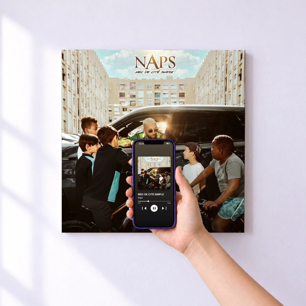 Affiche connectée MEC DE CITÉ SIMPLE de Naps au mur : l'album se lance en approchant le téléphone