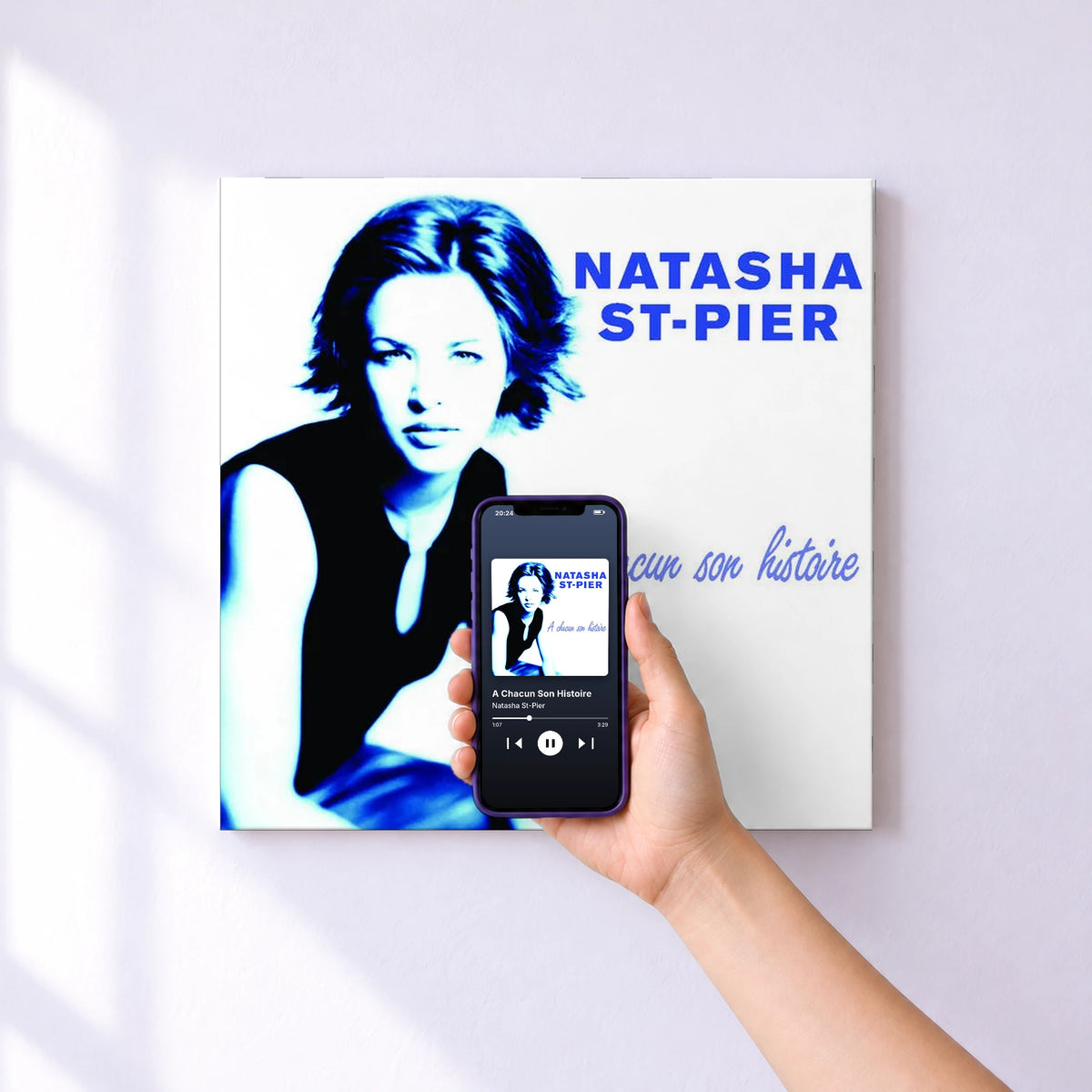 Affiche connectée A Chacun Son Histoire de Natasha St-Pier au mur : l'album se lance en approchant le téléphone