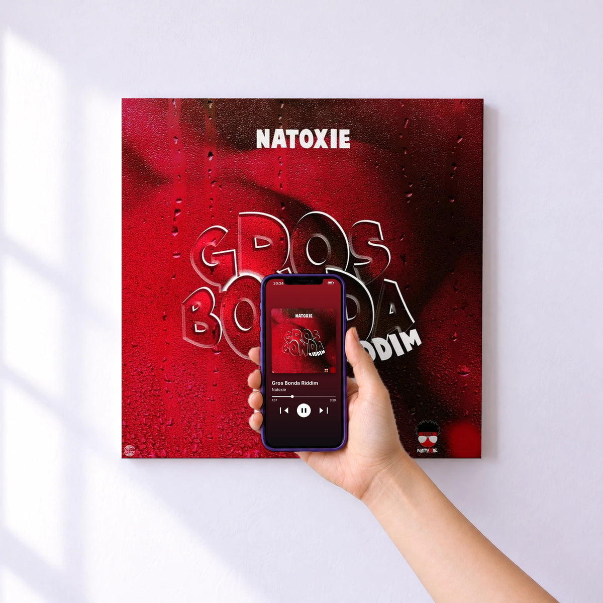 Affiche connectée Gros Bonda Riddim de Natoxie au mur : l'album se lance en approchant le téléphone