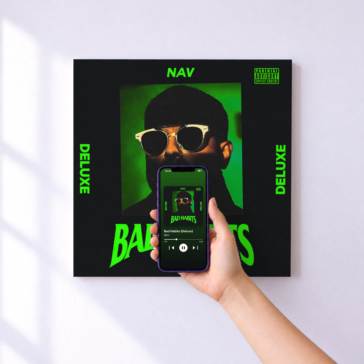 Affiche connectée Bad Habits (Deluxe) de NAV au mur : l'album se lance en approchant le téléphone