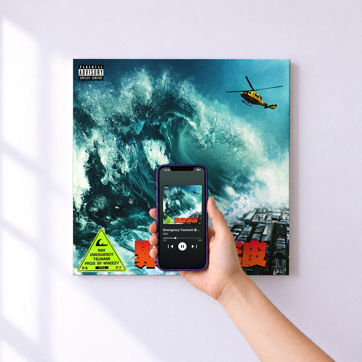 Affiche connectée Emergency Tsunami (Bonus Version) de NAV au mur : l'album se lance en approchant le téléphone