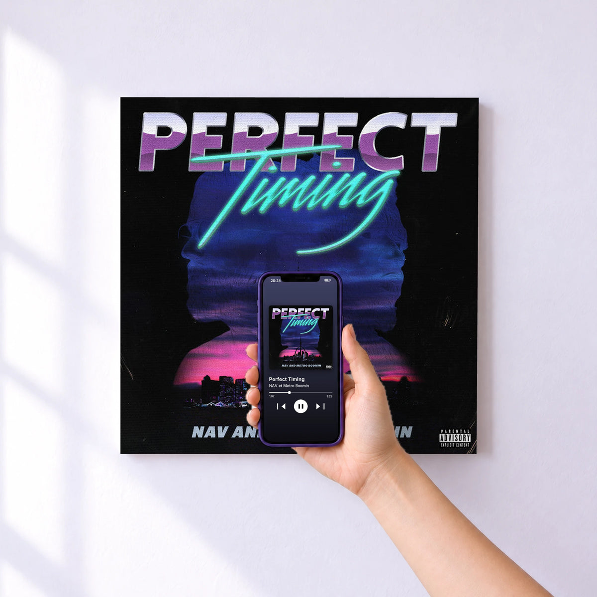 Affiche connectée Perfect Timing de NAV et Metro Boomin au mur : l'album se lance en approchant le téléphone
