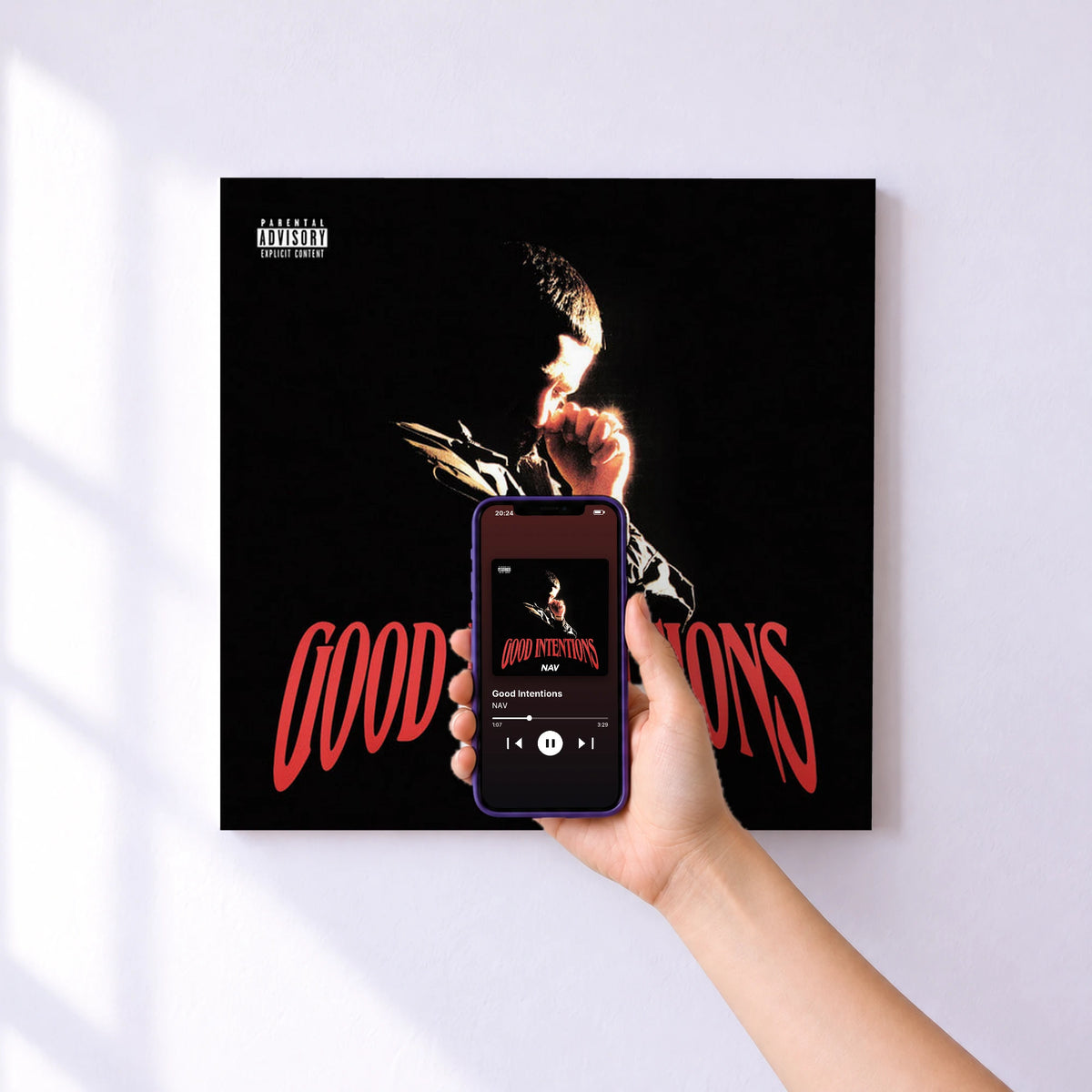 Affiche connectée Good Intentions de NAV au mur : l'album se lance en approchant le téléphone