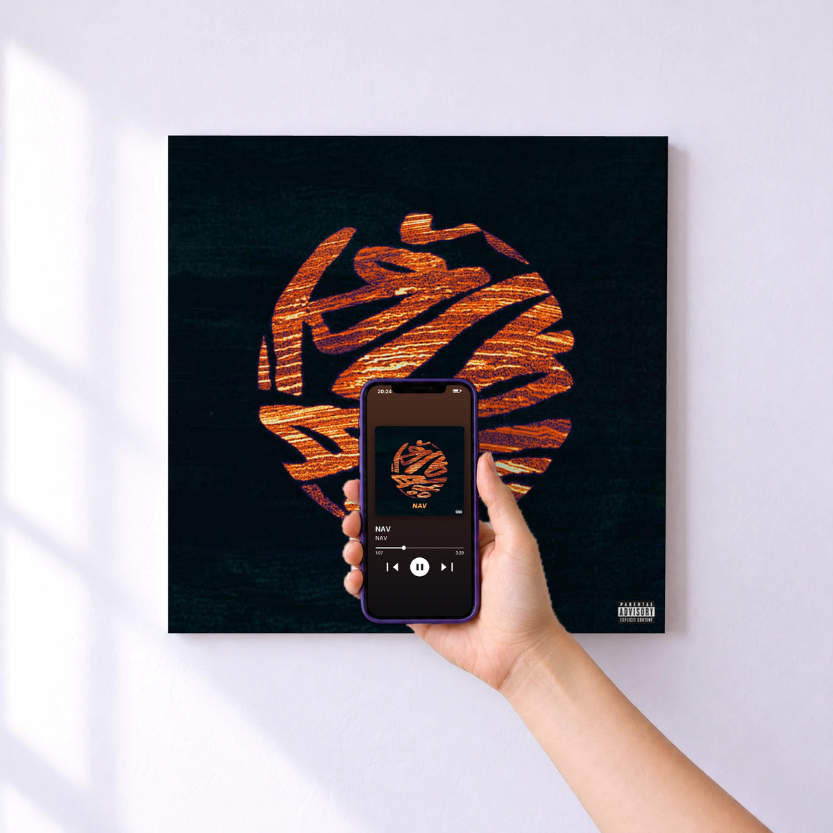 Affiche connectée NAV de NAV au mur : l'album se lance en approchant le téléphone