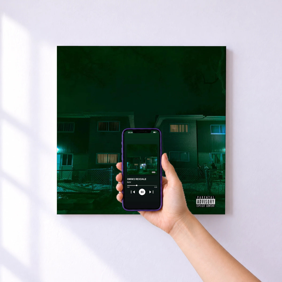 Affiche connectée OMW2 REXDALE de NAV au mur : l'album se lance en approchant le téléphone