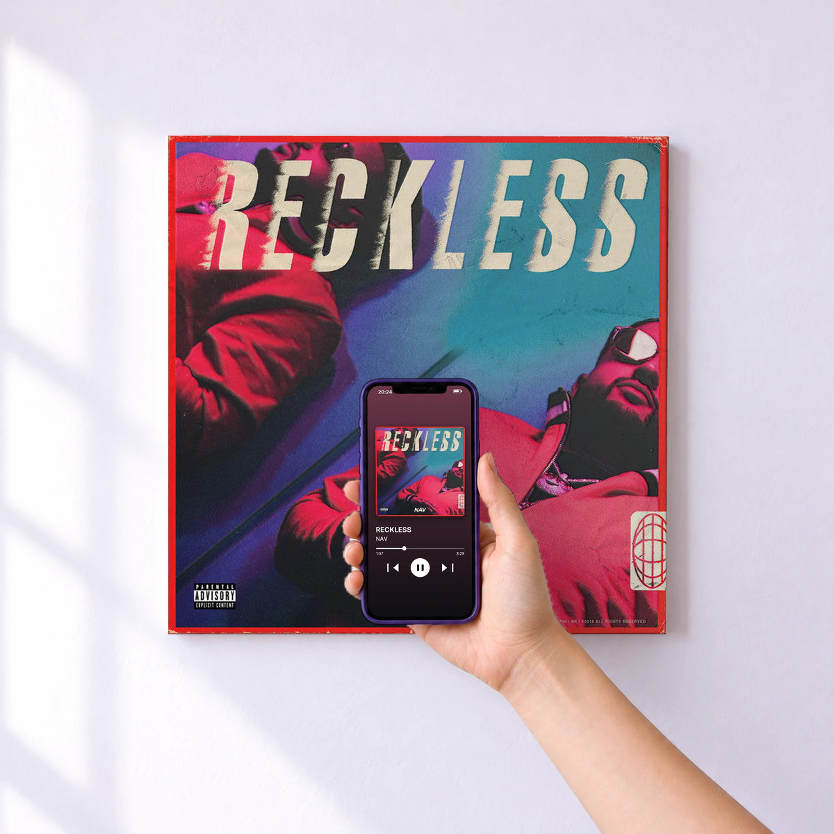 Affiche connectée RECKLESS de NAV au mur : l'album se lance en approchant le téléphone