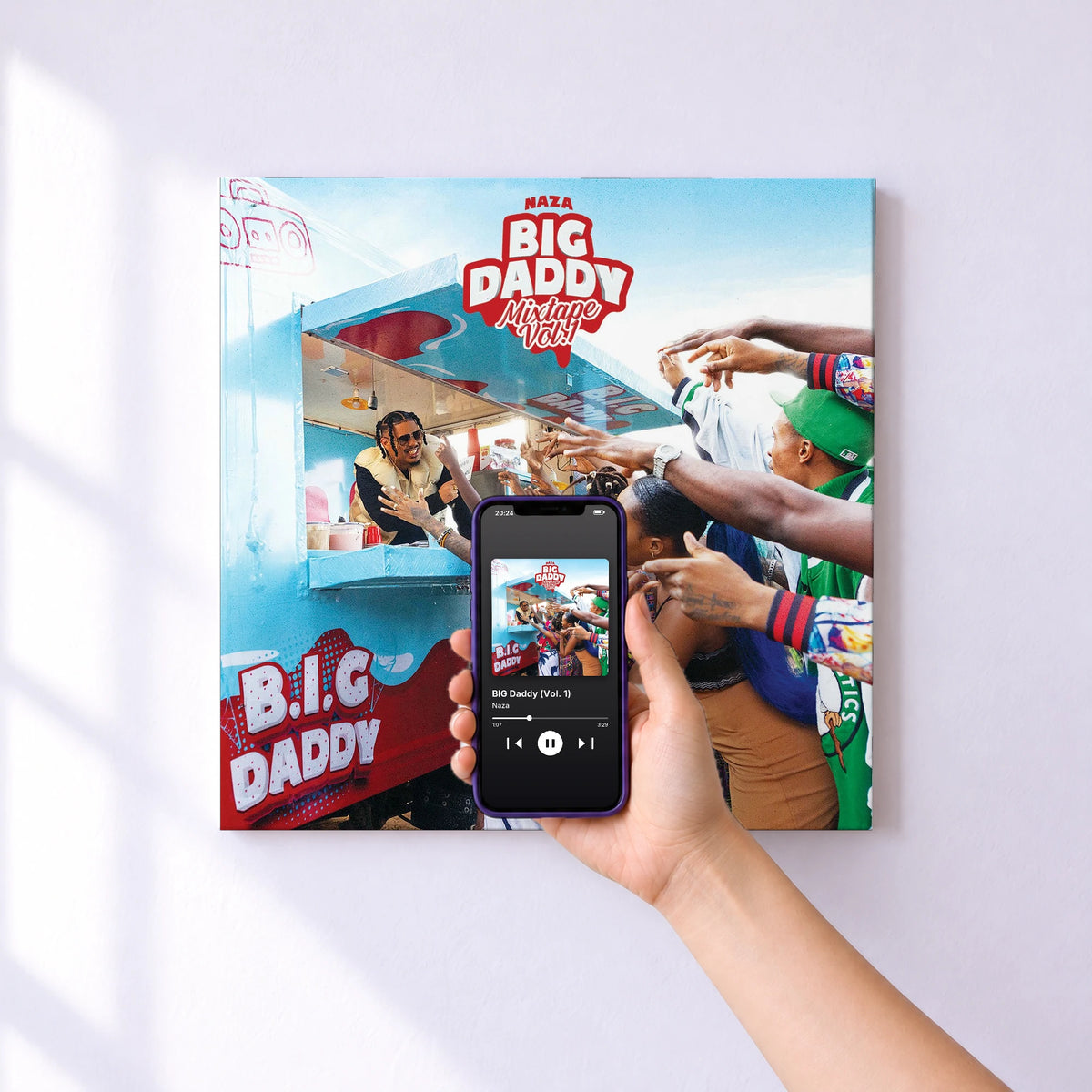 Affiche connectée BIG Daddy (Vol. 1) de Naza au mur : l'album se lance en approchant le téléphone