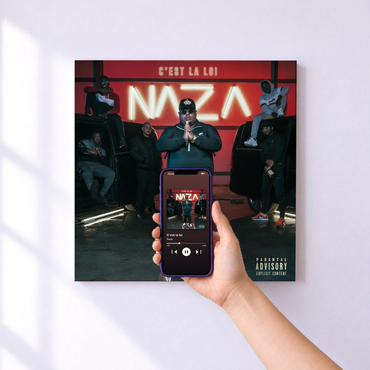 Affiche connectée C'est la loi de Naza au mur : l'album se lance en approchant le téléphone