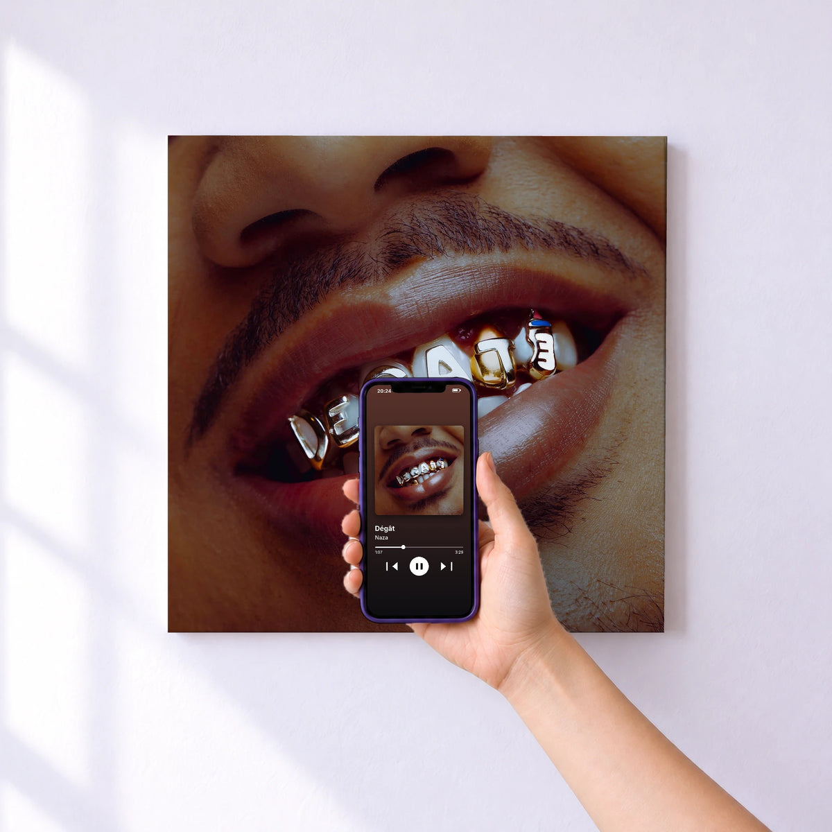 Affiche connectée Dégât de Naza au mur : l'album se lance en approchant le téléphone