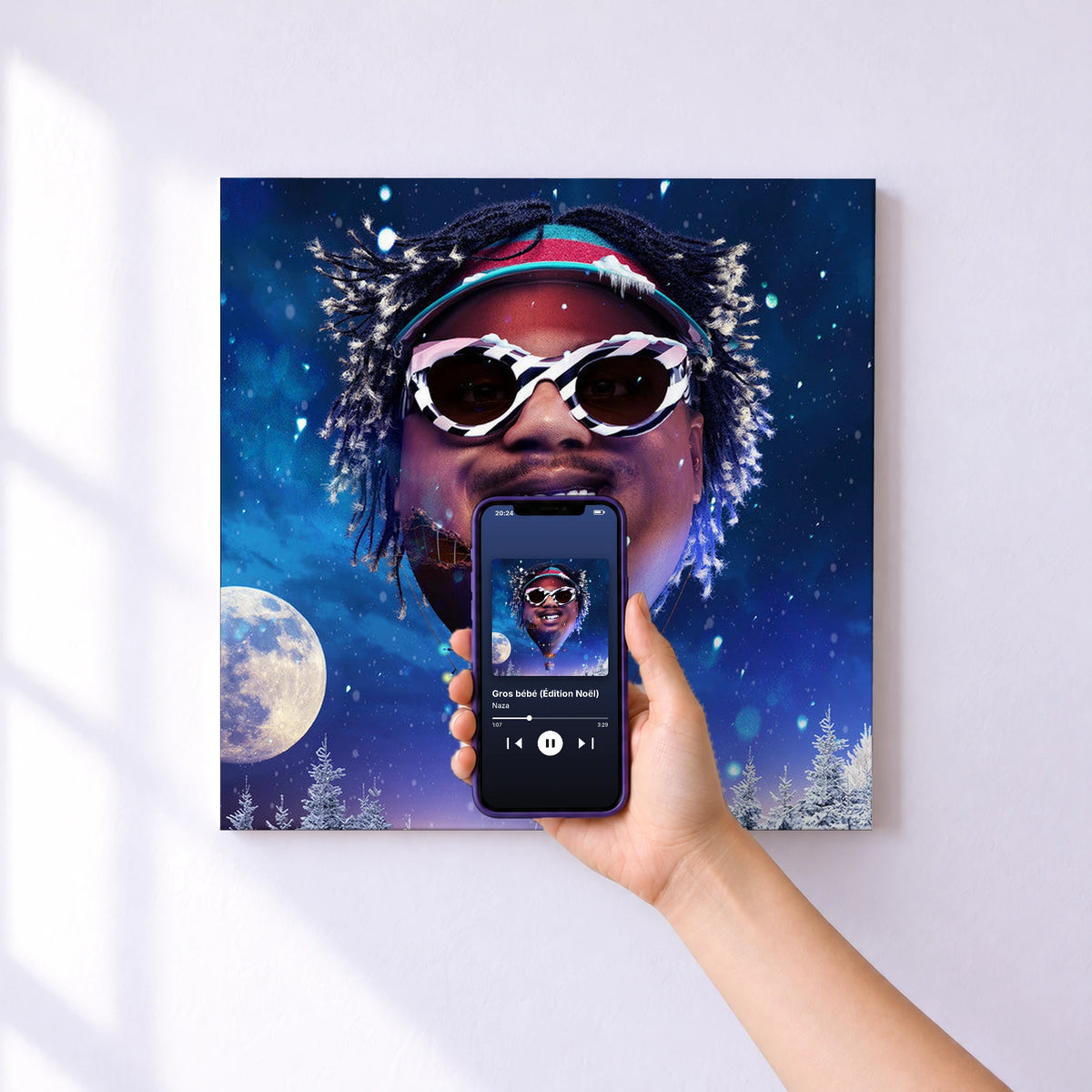 Affiche connectée Gros bébé (Édition Noël) de Naza au mur : l'album se lance en approchant le téléphone