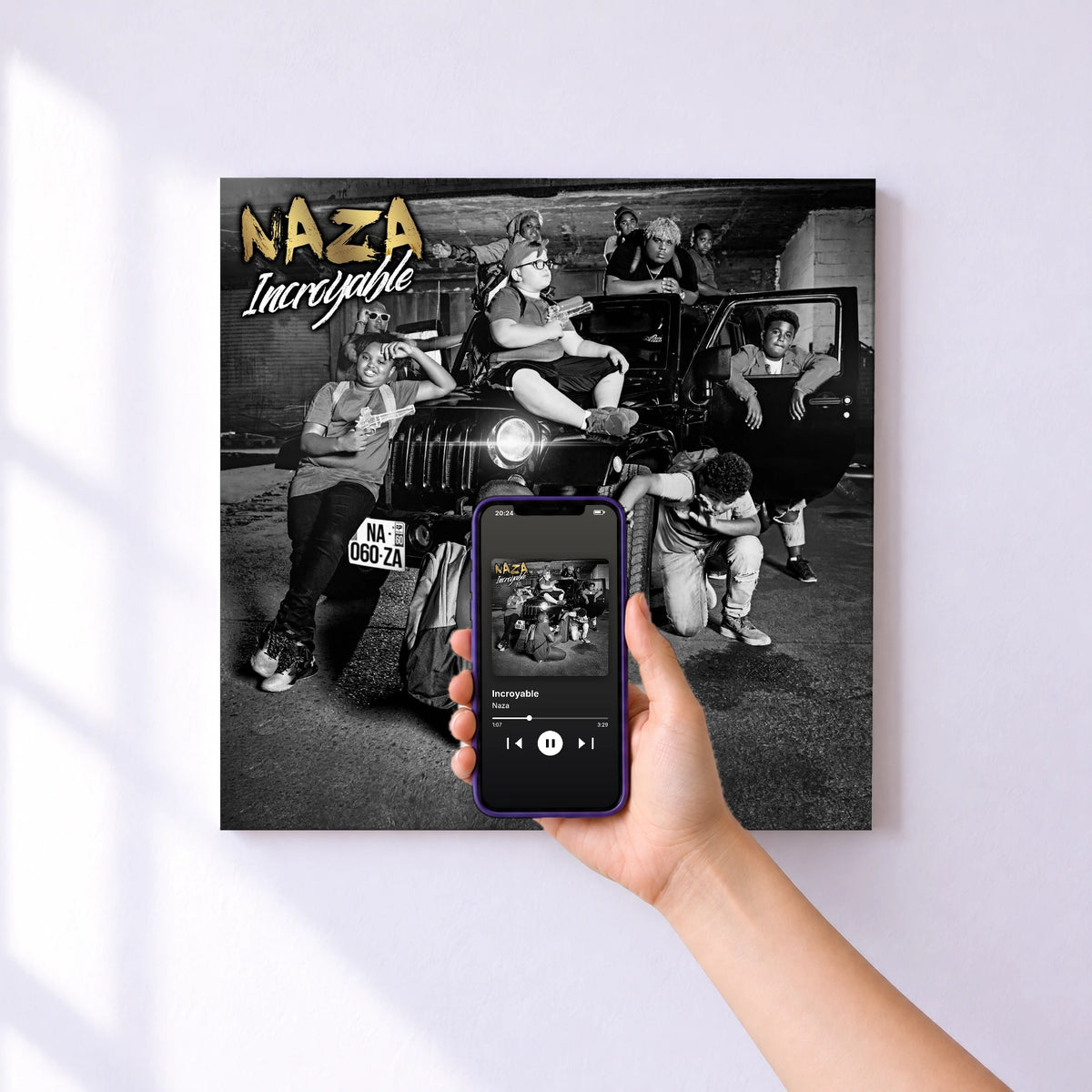 Affiche connectée Incroyable de Naza au mur : l'album se lance en approchant le téléphone