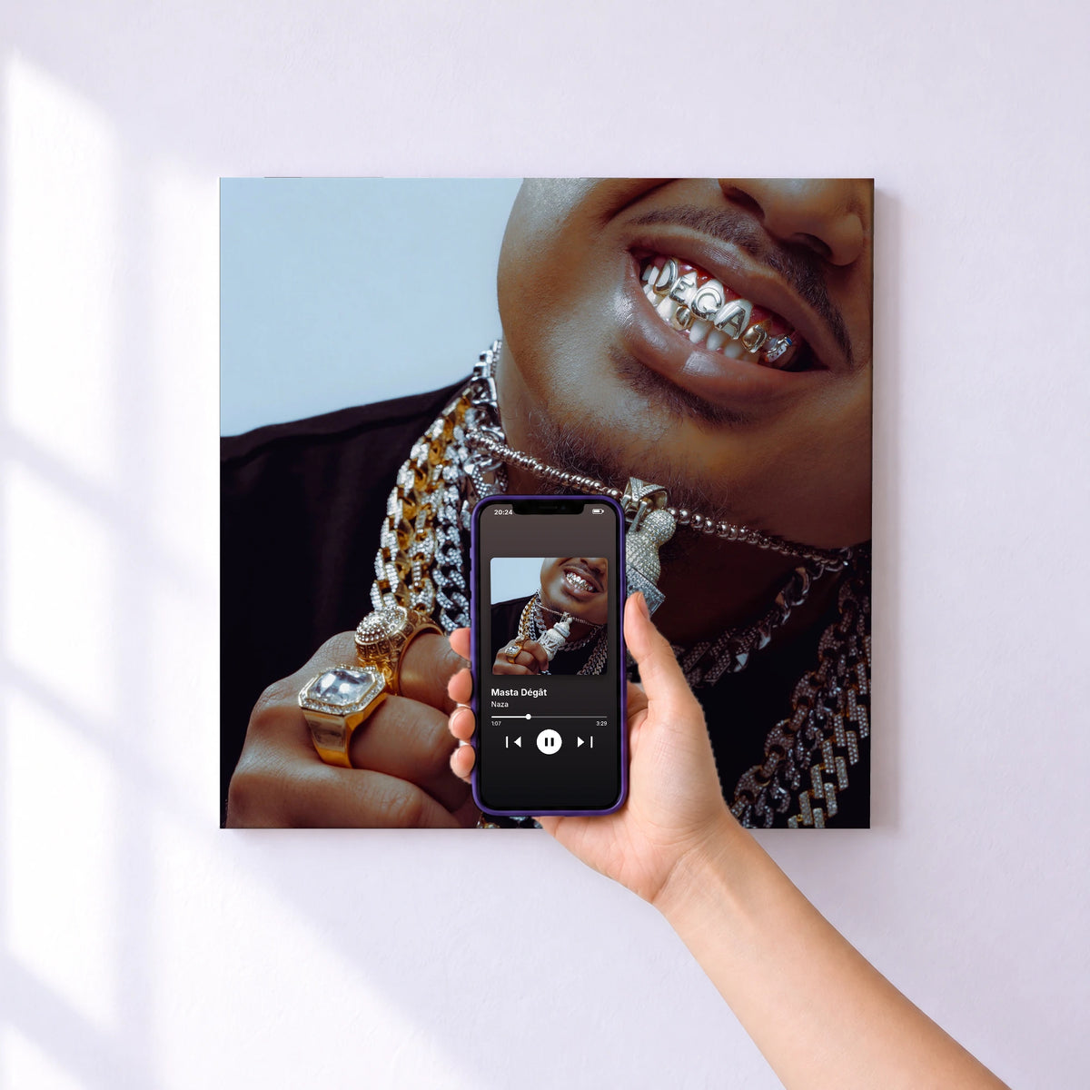 Affiche connectée Masta Dégât de Naza au mur : l'album se lance en approchant le téléphone