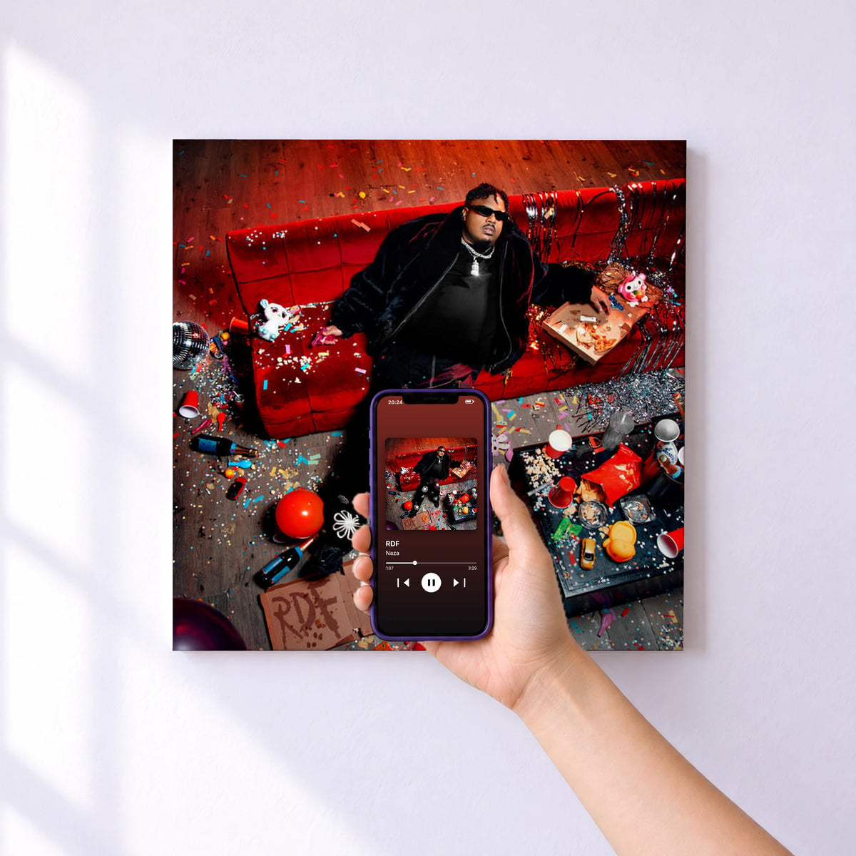 Affiche connectée RDF de Naza au mur : l'album se lance en approchant le téléphone