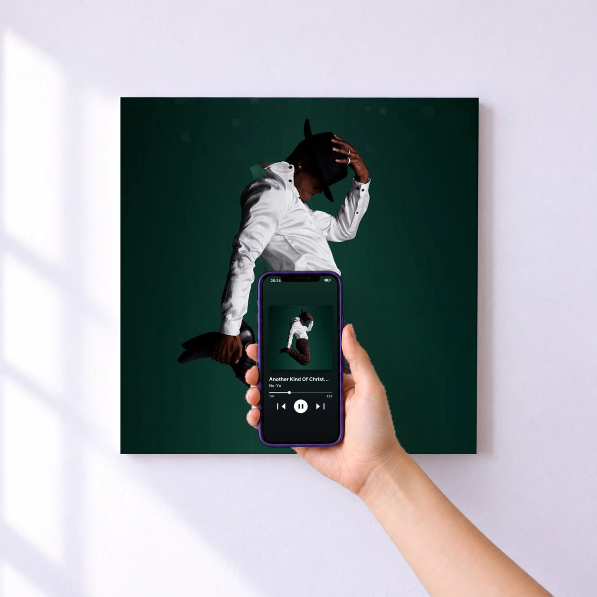 Affiche connectée Another Kind Of Christmas de Ne-Yo au mur : l'album se lance en approchant le téléphone
