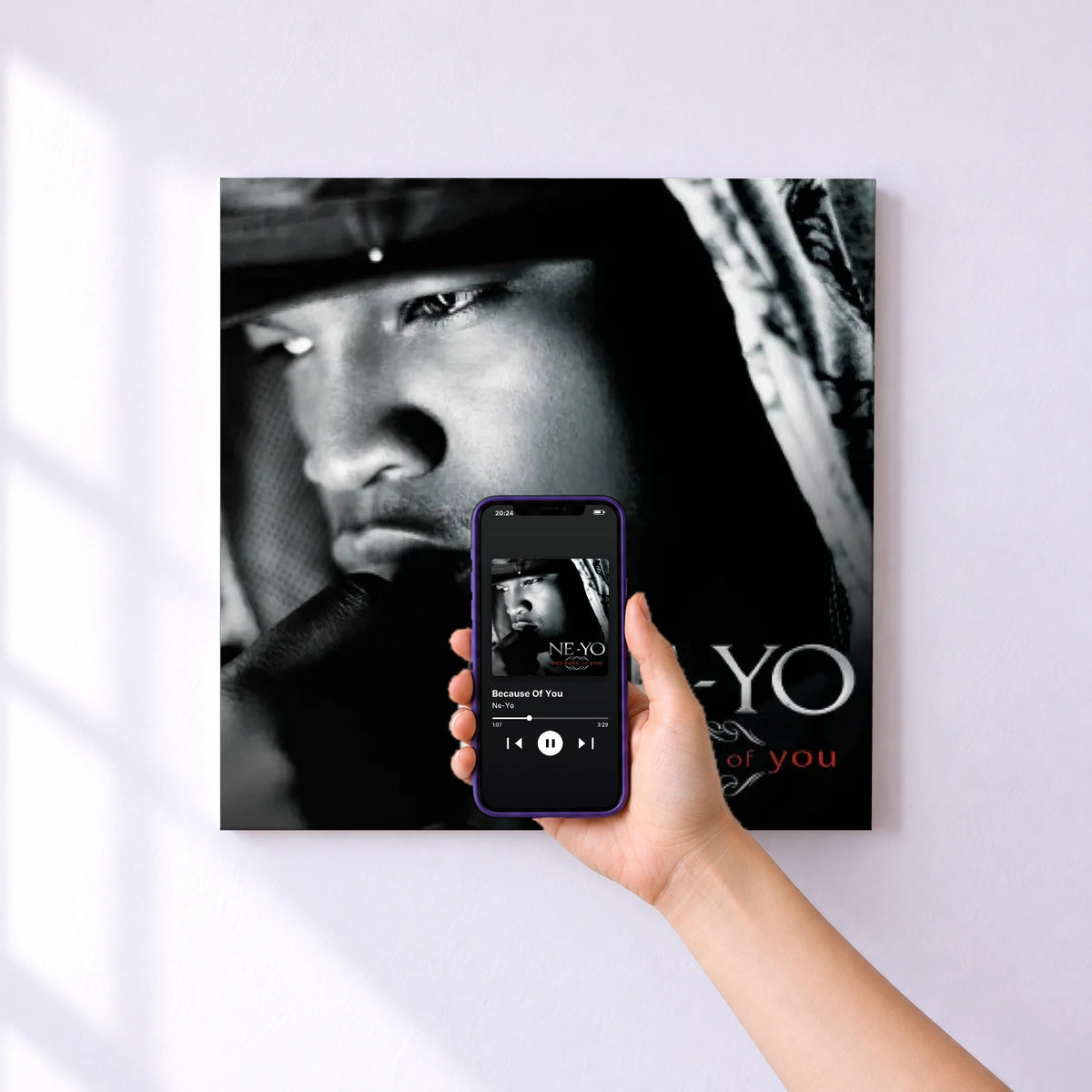 Affiche connectée Because Of You de Ne-Yo au mur : l'album se lance en approchant le téléphone