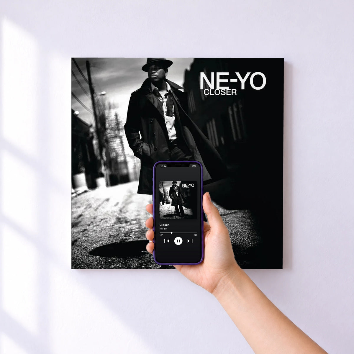 Affiche connectée Closer de Ne-Yo au mur : l'album se lance en approchant le téléphone