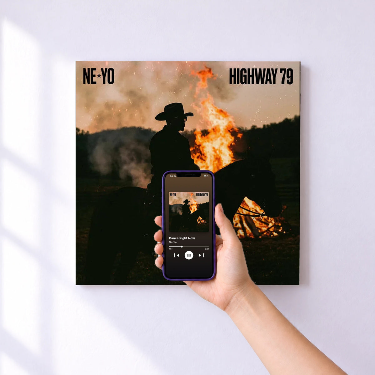 Affiche connectée Dance Right Now de Ne-Yo au mur : l'album se lance en approchant le téléphone