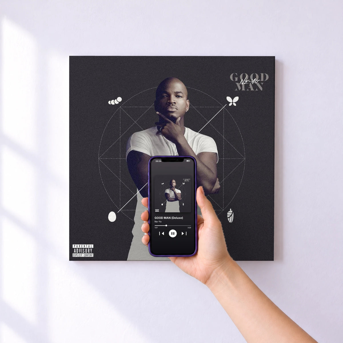 Affiche connectée GOOD MAN (Deluxe) de Ne-Yo au mur : l'album se lance en approchant le téléphone