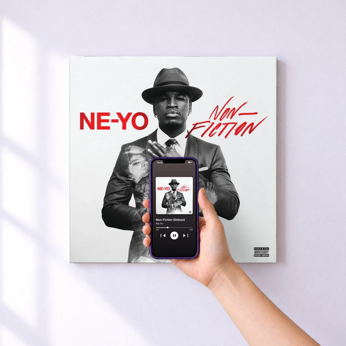 Affiche connectée Non-Fiction (Deluxe) de Ne-Yo au mur : l'album se lance en approchant le téléphone