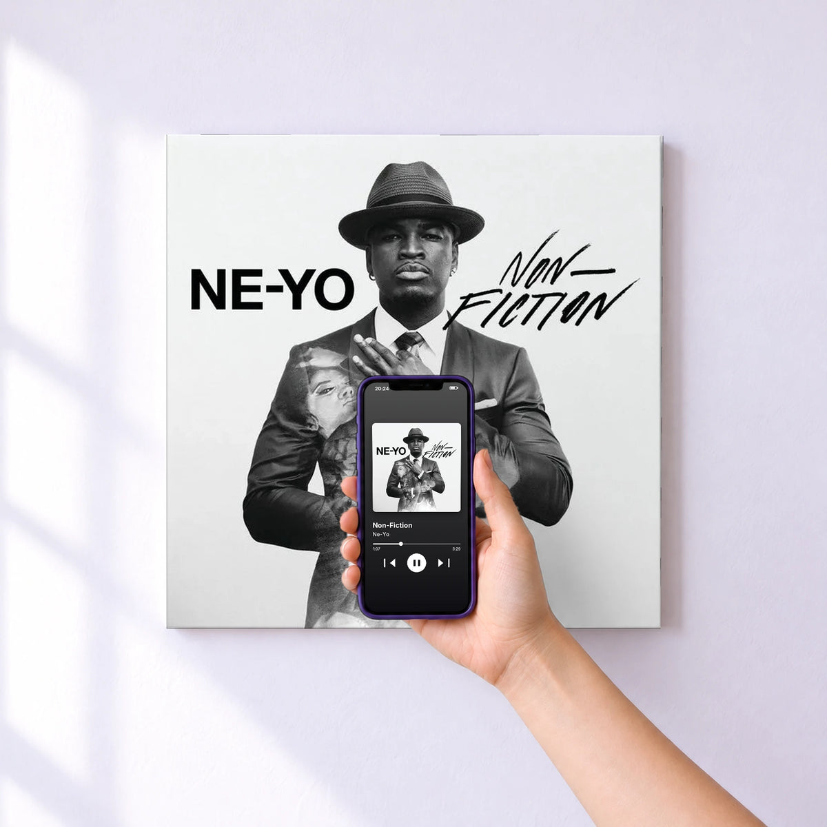 Affiche connectée Non-Fiction de Ne-Yo au mur : l'album se lance en approchant le téléphone