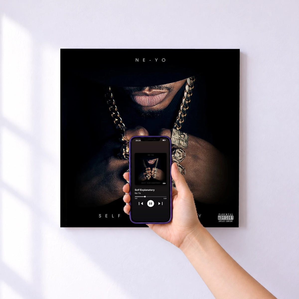 Affiche connectée Self Explanatory de Ne-Yo au mur : l'album se lance en approchant le téléphone