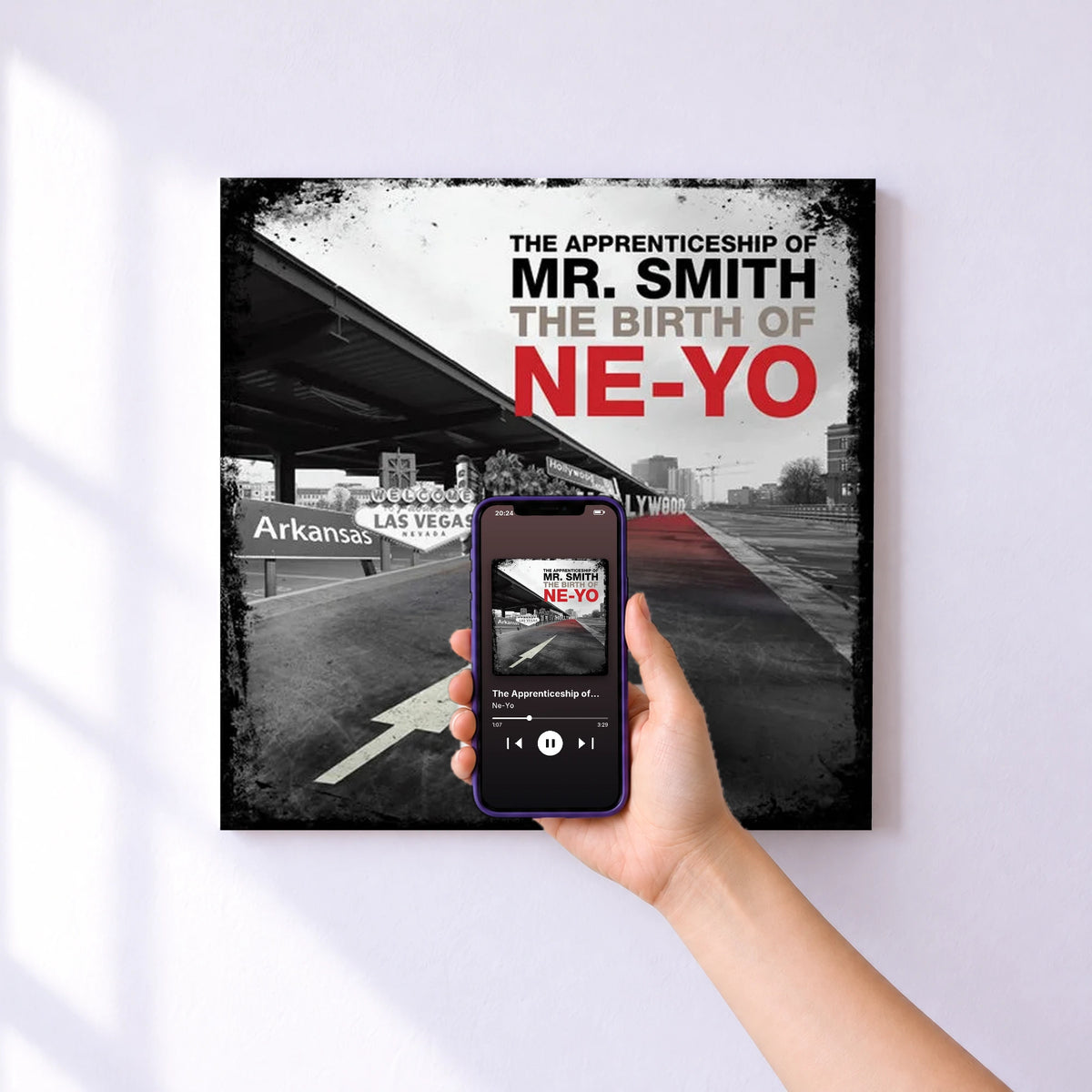 Affiche connectée The Apprenticeship of Mr. Smith The Birth of Ne-Yo de Ne-Yo au mur : l'album se lance en approchant le téléphone