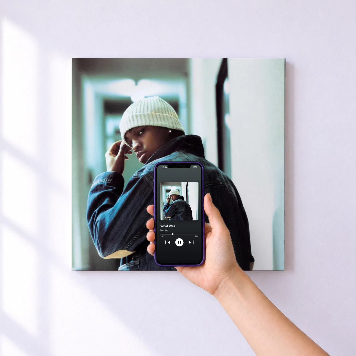 Affiche connectée What Was de Ne-Yo au mur : l'album se lance en approchant le téléphone