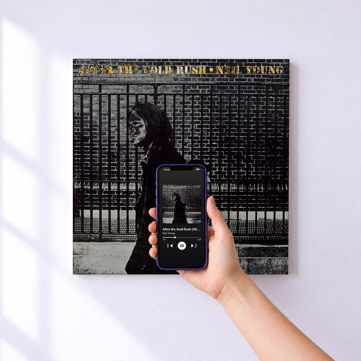 Affiche connectée After the Gold Rush (2009 Remaster) de Neil Young au mur : l'album se lance en approchant le téléphone