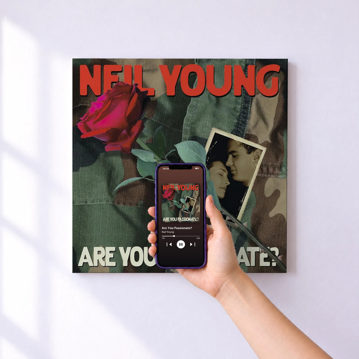 Affiche connectée Are You Passionate? de Neil Young au mur : l'album se lance en approchant le téléphone