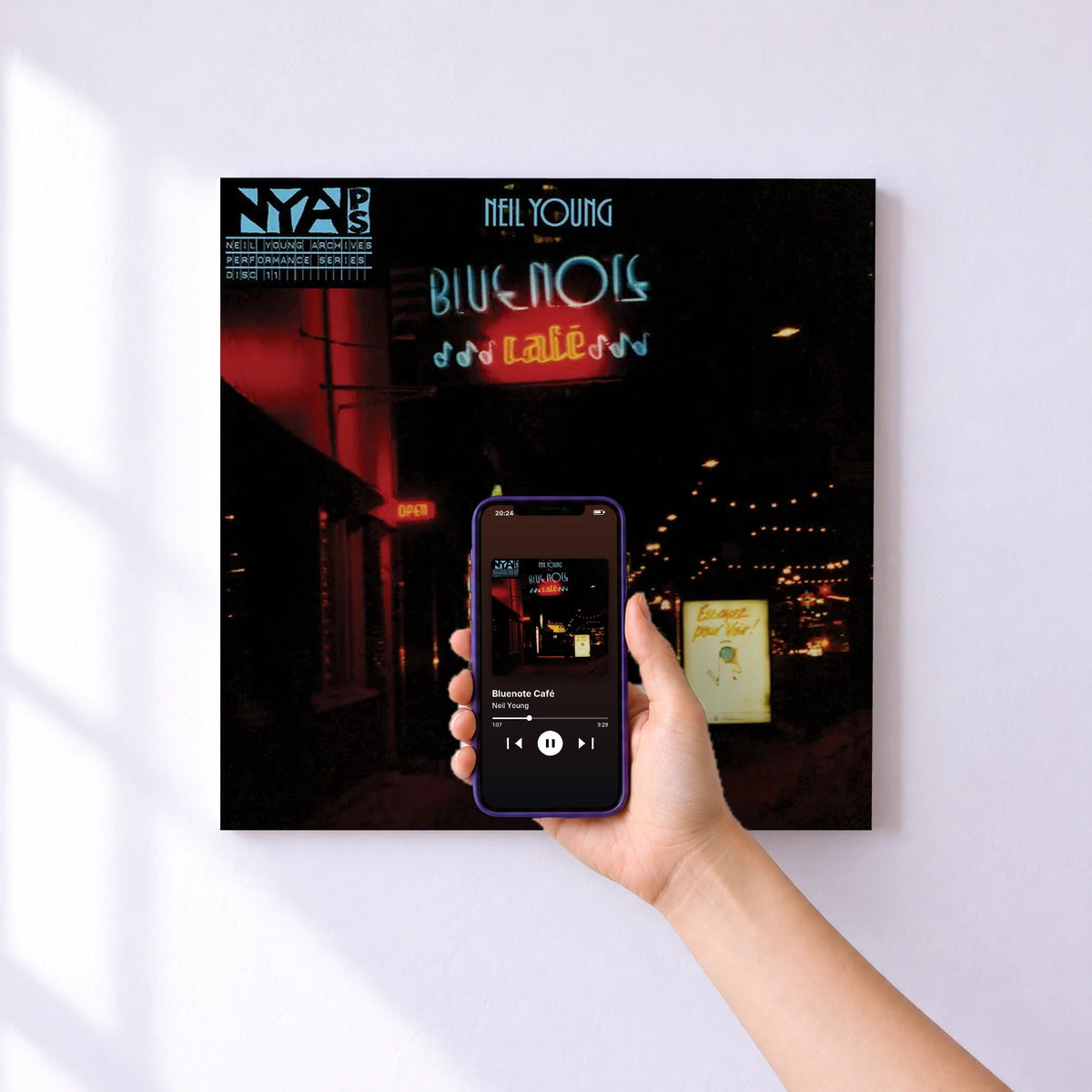 Affiche connectée Bluenote Café de Neil Young au mur : l'album se lance en approchant le téléphone