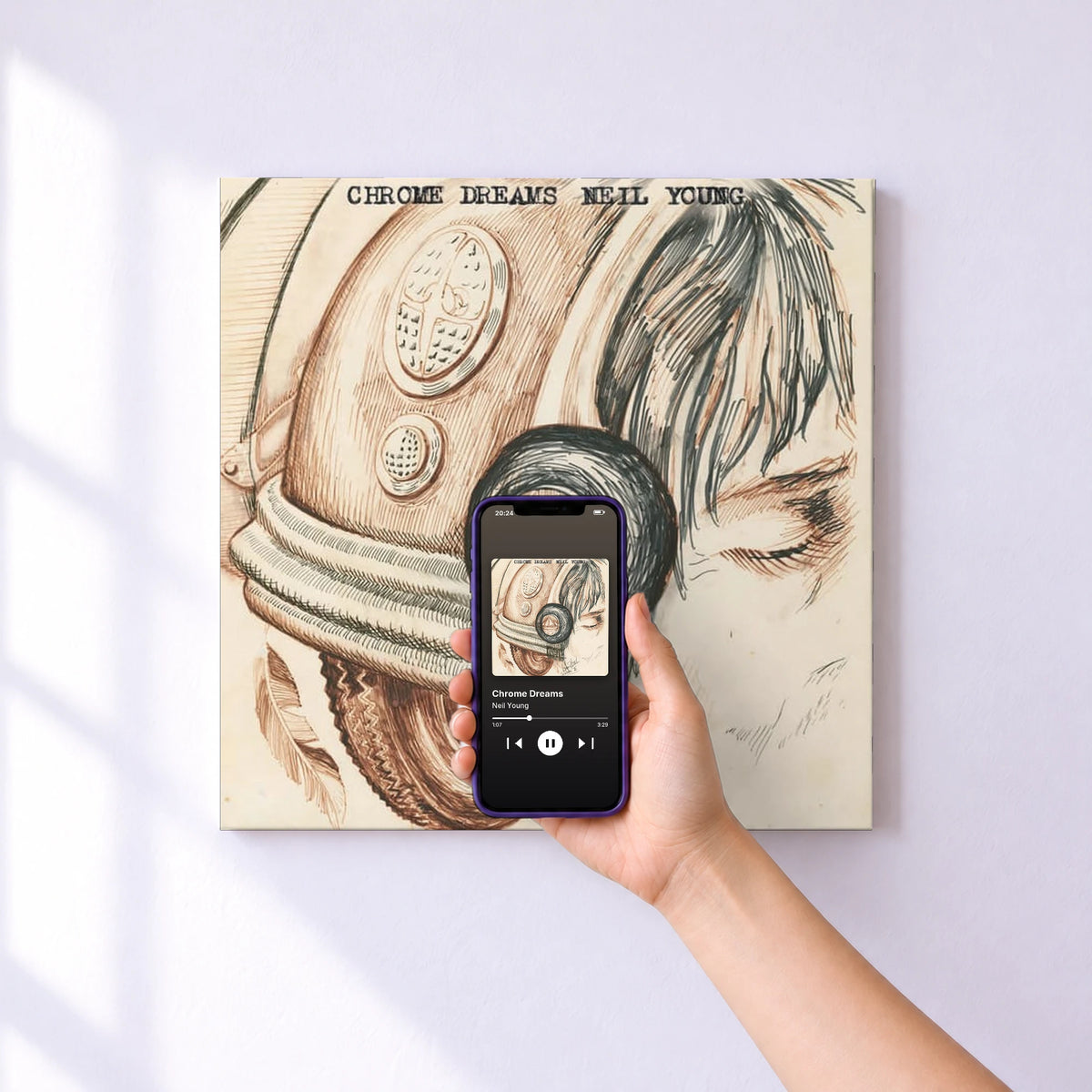 Affiche connectée Chrome Dreams de Neil Young au mur : l'album se lance en approchant le téléphone
