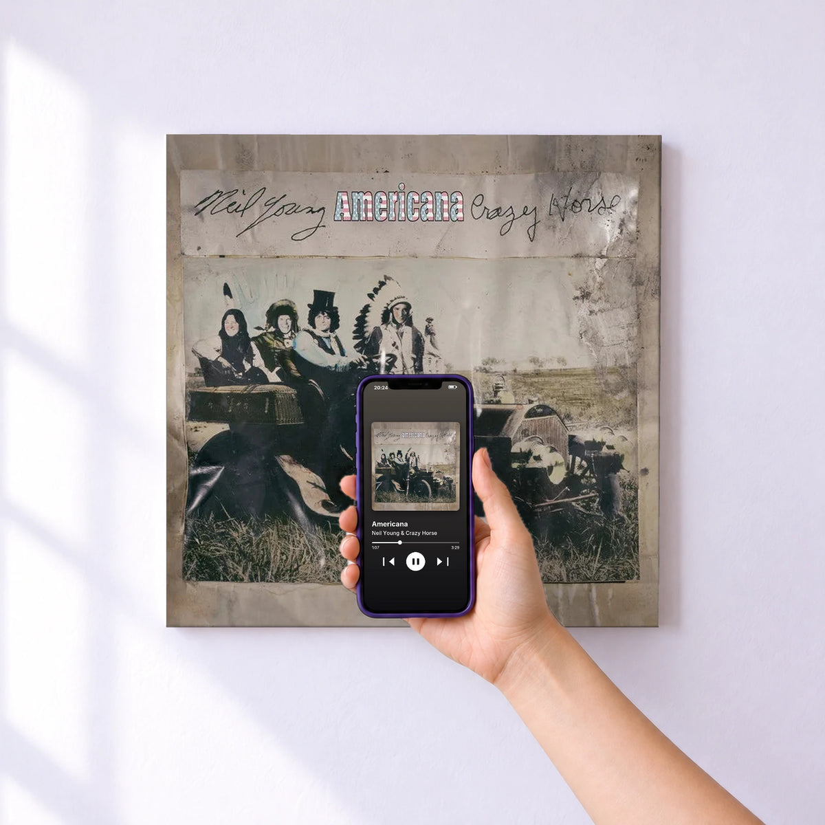 Affiche connectée Americana de Neil Young & Crazy Horse au mur : l'album se lance en approchant le téléphone