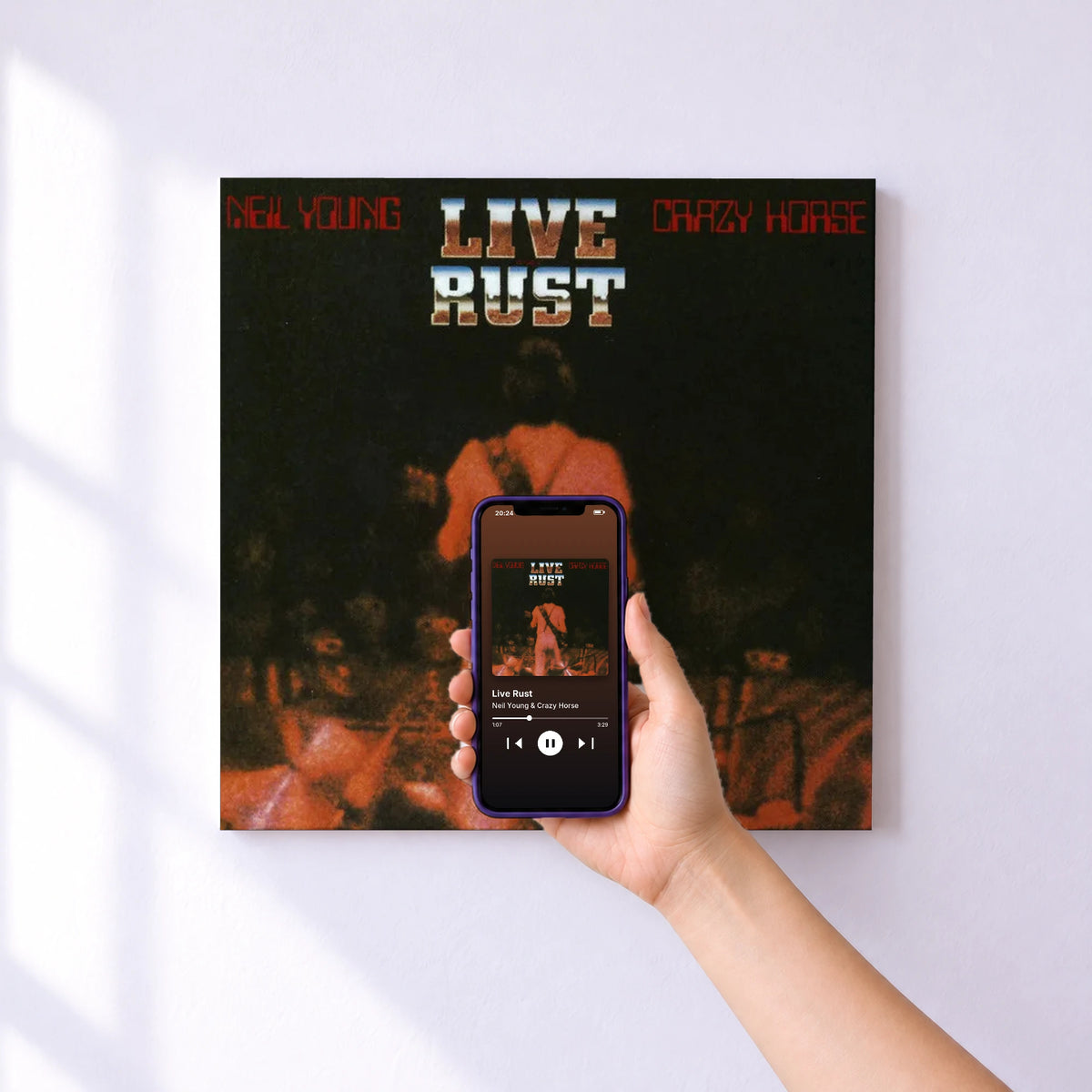 Affiche connectée Live Rust de Neil Young & Crazy Horse au mur : l'album se lance en approchant le téléphone