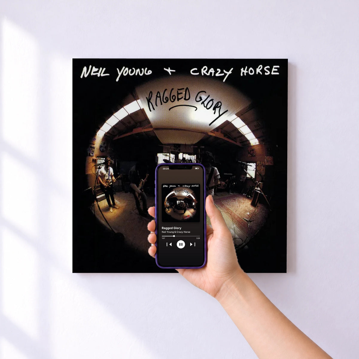 Affiche connectée Ragged Glory de Neil Young & Crazy Horse au mur : l'album se lance en approchant le téléphone